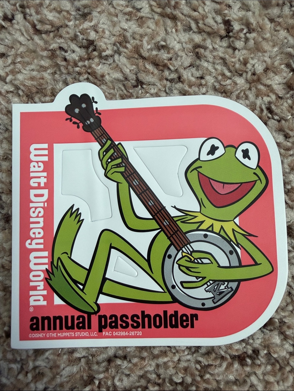 AUTHENTIC WALT DISNEY WORLD ANNUAL PASSHOLDER MAGNET KERMIT THE FROG - Picture 2 of 3